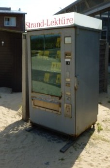 Moderner Verkaufsautomat für Bücher auf Sylt